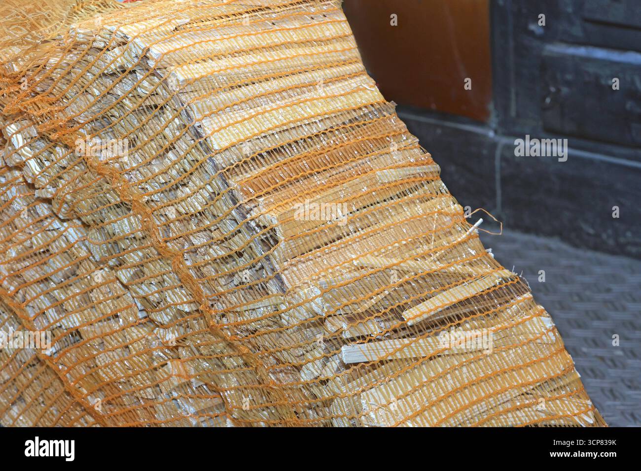 Anmachholz für Kohleöfen Säcke mit getrocknetem Anmachholz für einen Ofen *** accenno per stufe a carbone sacchi di accenno essiccato per stufa Foto Stock