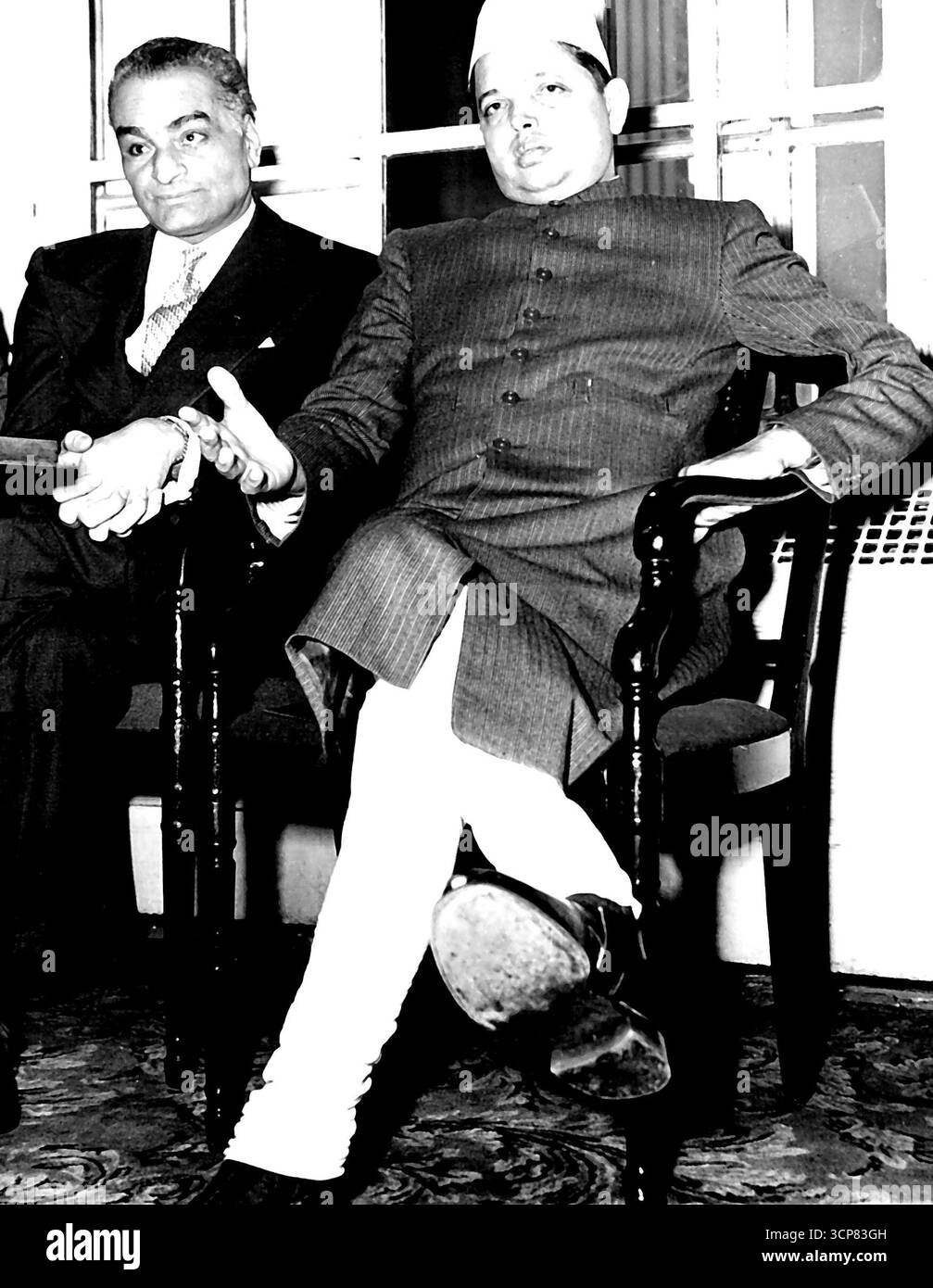 Il figlio di Gandhi vede l'indipendenza indiana - Devadas Gandhi (a destra), figlio di Mohandas K. Gandhi, i leader indiani, dichiara, in una conferenza stampa a New York, il 9 maggio, che crede che l'indipendenza indiana sia "imminente". Con lui (a sinistra) c'è Sirdar J.J. Singh, presidente dell'India League of America. Il figlio di 45 anni di Gandhi è l'editore dell'Hindustan Times, di Delhi, India. Lui è gli Stati Uniti in cerca di carta da giornale per il suo giornale. 5 settembre 1946. (Foto di Associated Press Photo). Foto Stock