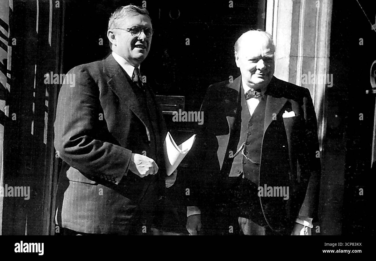 Il Dott. Evatt visita il primo Ministro -- il Dott. H.V. Evatt con il primo Ministro dopo una visita al n. 10. Dr. H.V. Evatt, ministro australiano degli Affari esteri e procuratore generale, che è stato in missione negli Stati Uniti, è ora arrivato a Londra, dove come rappresentante accreditato parteciperà alle riunioni del Gabinetto di guerra e del Pacific War Council. Settembre 07, 1942. (Foto di Sport & General Press Agency, Limited). Foto Stock