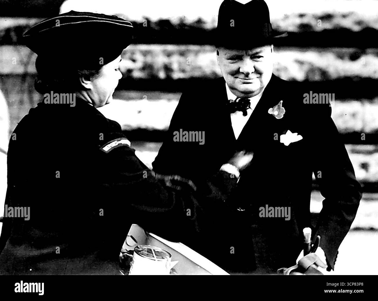 Il primo ministro Poppy -- il sig. Churchill si ferma sul suo senso alla Camera dei comuni per contribuire al fondo del Earl Haig e ricevere il suo papavero dalla sig.ra Reno Chapman, un operaio della difesa civile. Novembre 11, 1943. Foto Stock