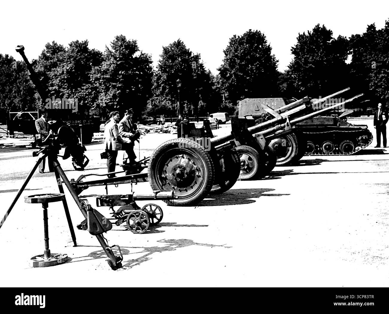 Mostra di attrezzature russe catturate in Corea -- parte del materiale bellico russo in mostra, da sinistra a destra:- Una mitragliatrice pesante da 1938 5 pollici, una mitragliatrice da 1910 30 pollici modello, una mitragliatrice da fanteria del 1927 76,2 modello che spara un proiettile di 13½ da 9.400 iarde, un cannone da campo da 1942 76,2 mm che spara un 13-141b. Proiettile da 14550 iarde, un obice da campo da 1938 122 mm, e il su 76, utilizzato dai nordcoreani ma obsoleto nell'esercito russo. Una mostra di equipaggiamento russo catturato dai comunisti dalle forze delle Nazioni Unite in Corea è stata aperta fino ad oggi durante la parata delle guardie a cavallo, Londra, S.W. l'equipaggiamento, che sarà in mostra Foto Stock