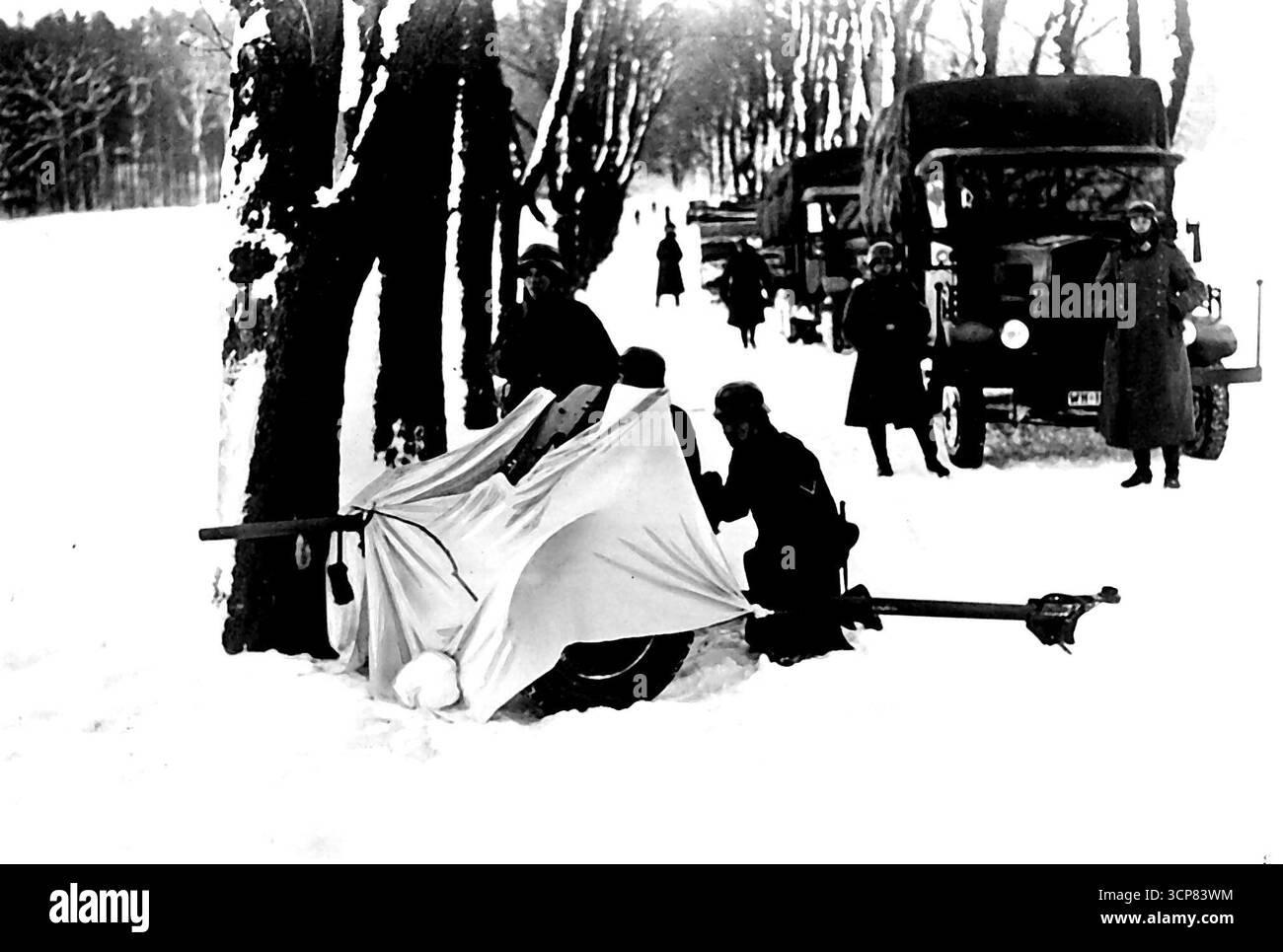 Le truppe praticano nella neve -- **** Delle truppe di Konigsberg, Osterouson si è allarmato per una pratica. A causa dell'enorme quantità di neve, Maroeuvring fu molto difficile per i soldati. Un'immagine della pratica. 13 gennaio 1938. (Foto di Atlantic-Photo). Foto Stock