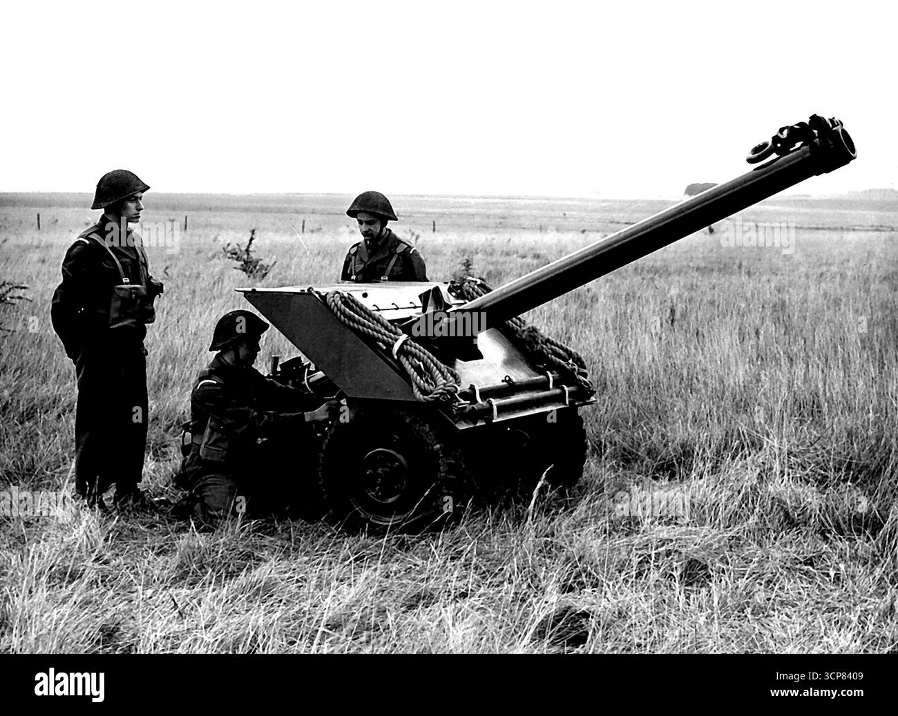 La nuova pistola anticarro da 120 mm della Gran Bretagna -- prime foto, scattate oggi pomeriggio alla piana di Salisbury, del nuovo cannone anticarro BAT da 120 mm in azione. Il nuovo cannone è privo di rinculo, preciso, facile da puntare e sparare, e può sconfiggere il carro armato più pesante di oggi. È molto mobile essendo un terzo del peso dei 17 libbre che sostituirà nei battaglioni di fanteria. 27 maggio 1953. Foto Stock