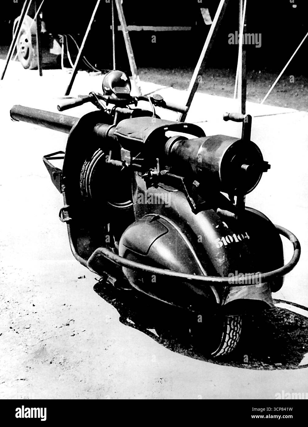 Il ***** Scooter-Cafton -- A ***** Il modo di montare un cannone da 75 mm è stato rotondo dall'esercito francese. La pistola montata su un piccolo scooter a motore guidato da un soldato seduto su un ***** sopra la canna. Lo scooter può viaggiare a circa 55 miglia all'ora utilizzando strade troppo strette per veicoli più grandi. Le munizioni sono trasportate o altri scooter a motore che seguono il cannone, che viene sparato a veicolo fermo utilizzando lo scooter su cui è montato come carrello per armi. 27 giugno 1955. (Foto di Reuterphoto). Foto Stock