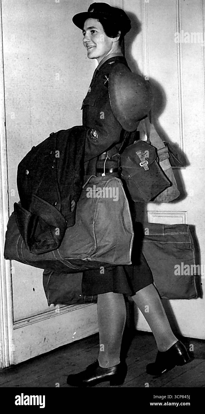 A.T.S. Le ragazze che vogliono andare in Francia qui è C.S.M. Constance May Boxall (Londra) indossa il suo completo outfit d'oltremare. Migliaia di ragazze A.T.S. sono ora in formazione per servire con le truppe di invasione. La loro formazione comprende studi in francese per attività di amministrazione degli affari civili e conoscenze generali dei paesi ai quali saranno inviati. Provengono da molte passeggiate nella vita e tutti sono desiderosi di servizio all'estero. Giugno 29, 1944. Foto Stock