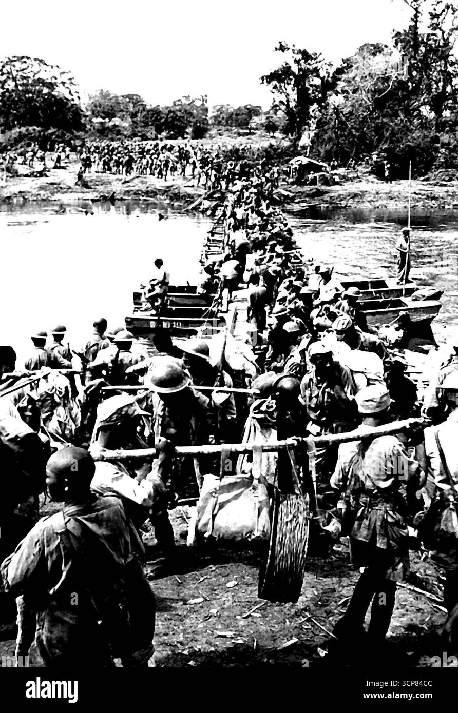 La campagna della Birmania -- le truppe cinesi e americane attraversano il fiume Moguang sulla strada per la Birmania settentrionale per mezzo di un ponte improvvisato. La campagna del generale statunitense Stilwells per cacciare i giapponesi dalla Birmania settentrionale e stabilire un'autostrada di rifornimento militare dall'India alla Cina raggiunse il successo con la liberazione di Myitkyina il 4 agosto 1944. 20 agosto 1944. Foto Stock