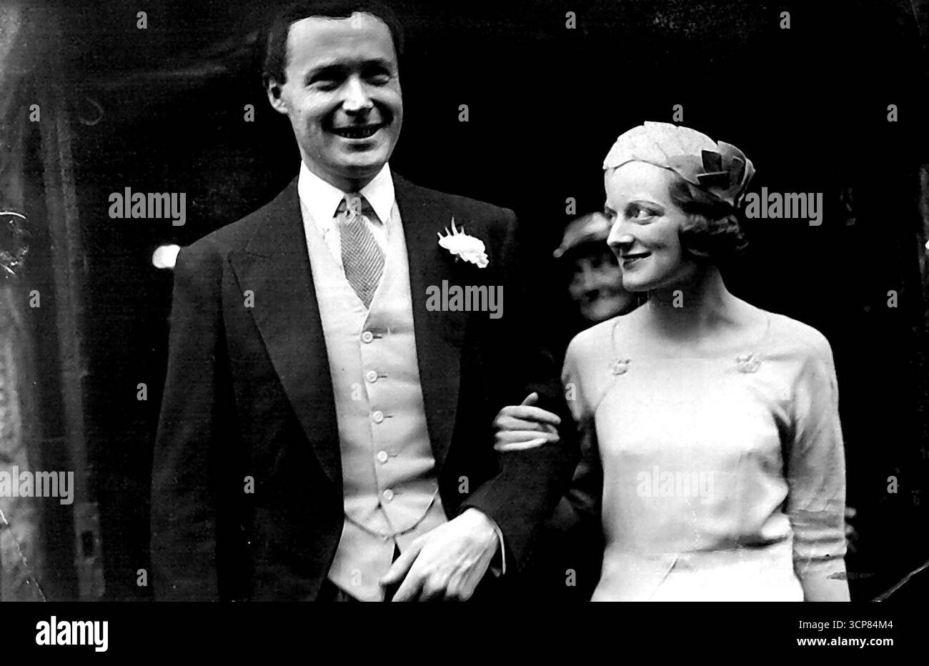 La figlia di Winston Churchill si sposò. Sposa e sposo che lasciano la chiesa. Il signor Winston Churchill ha dato via sua figlia, Diana, per la seconda volta al giorno, quando ha sposato il signor Duncan Sandys, M.P. al St. Ethelburga's in the City. In passato era la moglie del signor John Milner Bailey. 16 settembre 1935. (Foto di Fox Photos). Foto Stock