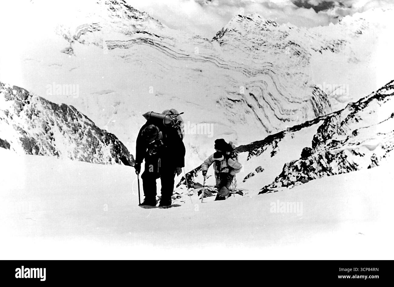 Spedizione britannica dell'Everest 1953 -- due membri della spedizione britannica dell'Everest sulla loro strada fino al campo avanzato. Questa è la vita che il giovane australiano che va al corso di alpinismo spera di emulare. Giugno 19, 1953. Foto Stock