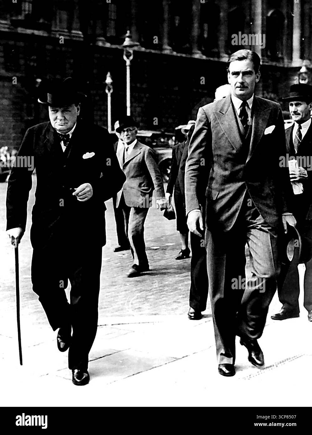 Churchill's Mission: Churchill (F) - la storia si ripete quando Winston Churchill assume le redini del governo inglese come primo Ministro. Il suo uomo di destra, ora come negli anni della guerra, è il dapper Anthony Eden, ministro degli Esteri. Dicembre 23, 1951. (Foto di International News Photos) Foto Stock