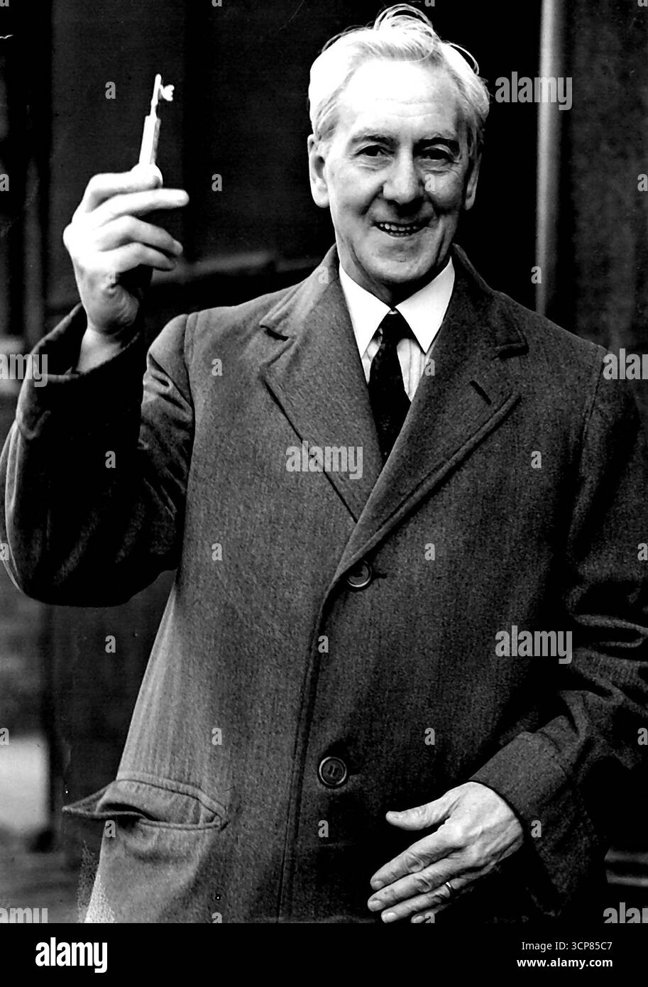 The Key to Nationalisation Lord Citrine sorregge la chiave della British Electric House, sede della British Electricity Authority. Simboleggiando la nazionalizzazione delle imprese elettriche del paese, Lord Citrine, presidente della nuova British Electricity Authority, ricevette la chiave della British Electricity House in Great Portland Street, Marylebone, North-West London. Sir Henry Self, Vice Presidente dell'Autorità, fece la presentazione alla British Electric House, sede dell'autorità. 1° aprile 1948. Foto Stock