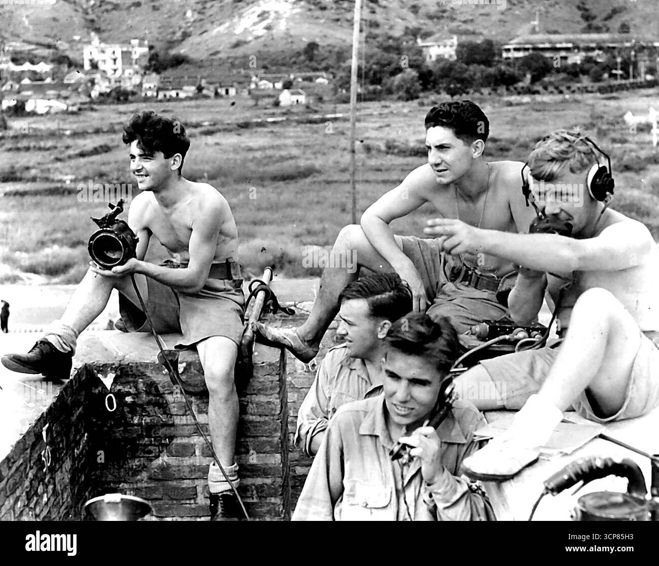 Sulla pista di atterraggio di Kai Tak catturata, catturata dalle forze navali al comando del contrammiraglio CHJ Harcourt, CB, CBE, che occupava il porto di Hong Kong, 30 agosto., questi uomini prima di avere aerei che atterravano sotto la loro guida. Sono, da sinistra a destra: E.F. Aston, A. Gaff, ***** Allen, W. Hodgson e W. Scougall, tutti della Carrier Indomitable. 18 settembre 1945. Foto Stock