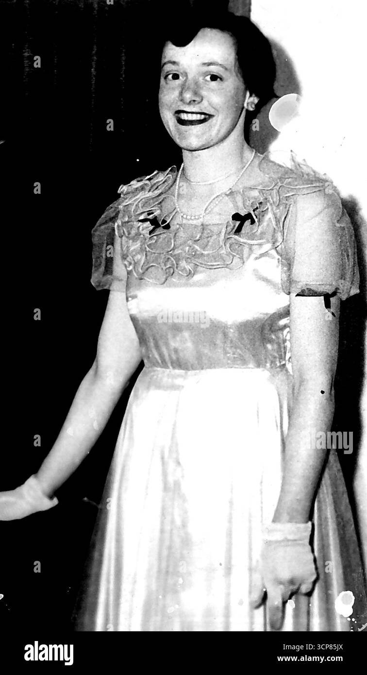 Bendigo Mayoress - diciottenne Ruth Clayton - a casa con radiogramma. Ruth Clayton a casa. Le piace fare molti dei suoi vestiti e delle sue sorelle. 9 ottobre 1953. Foto Stock