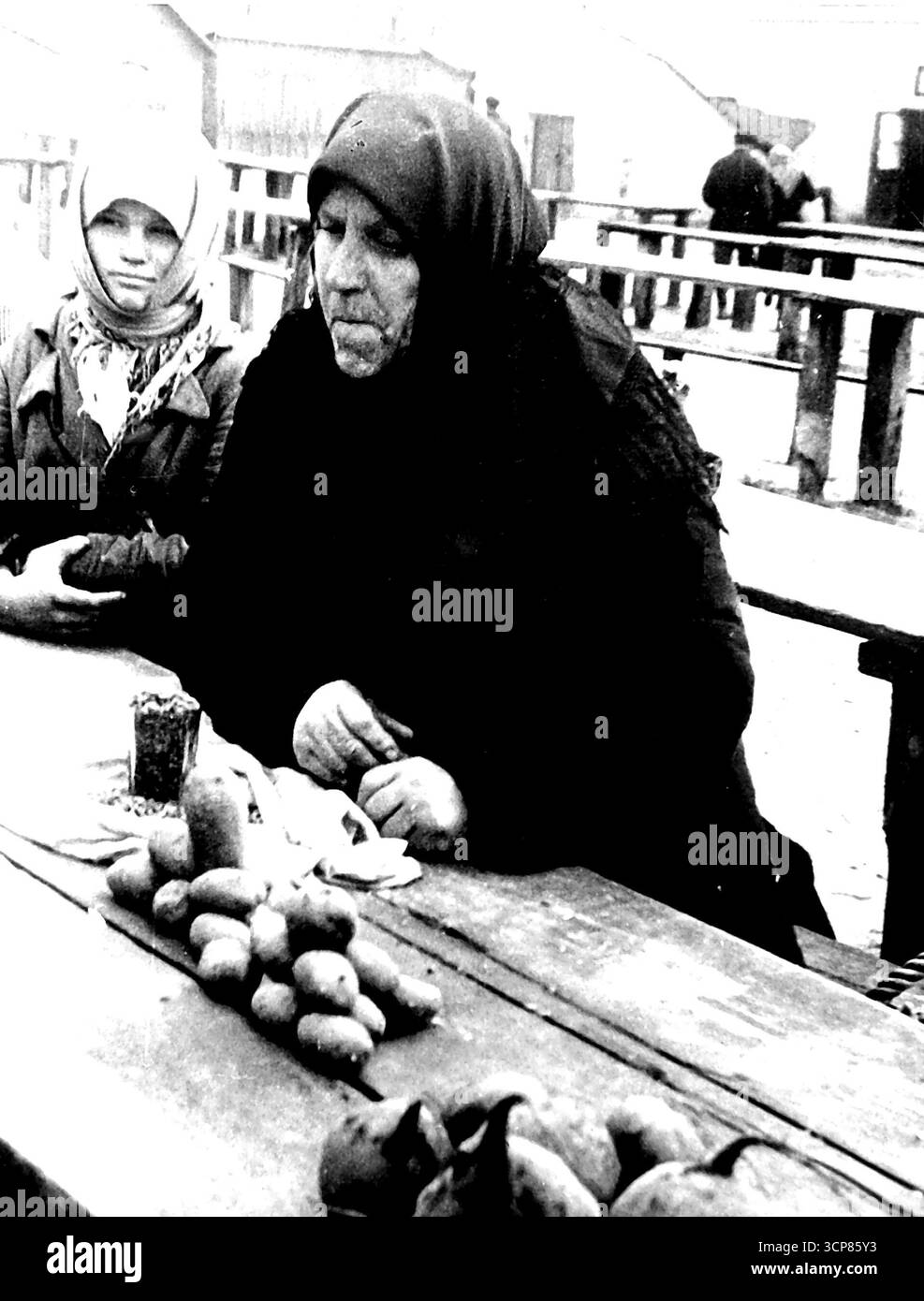 Vendere quello che può -- Una scena sulla piazza del mercato in una delle tante città dell'Ucraina danneggiate dalla guerra, fotografata da Ernest G. Fischer, scrittore dello staff della Associated Press. Questa donna si offre di scambiare un bicchiere di semi di girasole e cinque barbabietole. 1° luglio 1942. (Foto di Associated Press Photo). Foto Stock Vendere quello che può -- Una scena sulla piazza del mercato in una delle tante città dell'Ucraina danneggiate dalla guerra, fotografata da Ernest G. Fischer, scrittore dello staff della Associated Press. Questa donna si offre di scambiare un bicchiere di semi di girasole e cinque barbabietole. 1° luglio 1942. (Foto di Associated Press Photo). Foto Stock