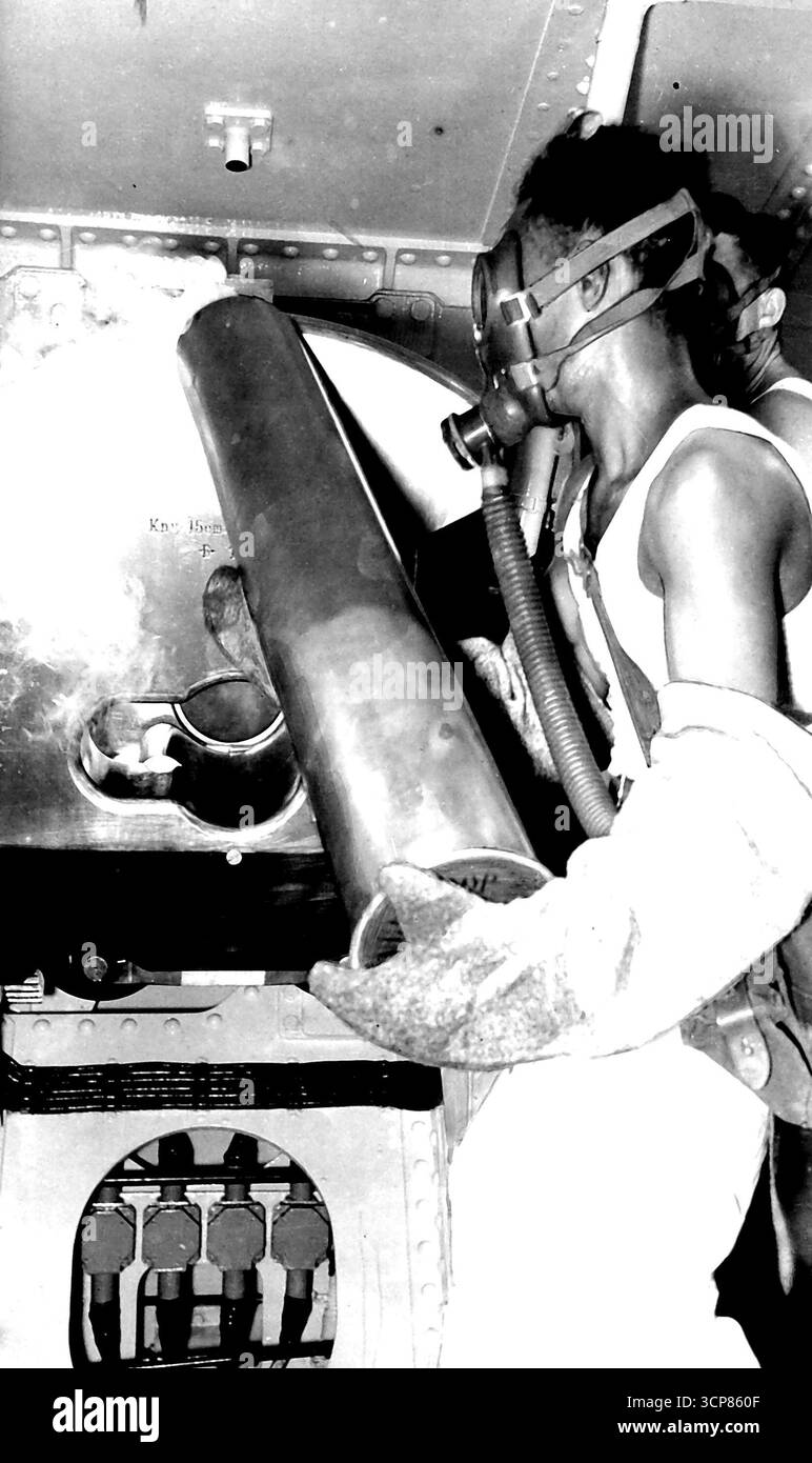 Conchiglia fumante di una nave navale delle Indie Orientali olandesi. 23 novembre 1940. (Foto del Dipartimento Der Marine di Ned-Indië). Foto Stock