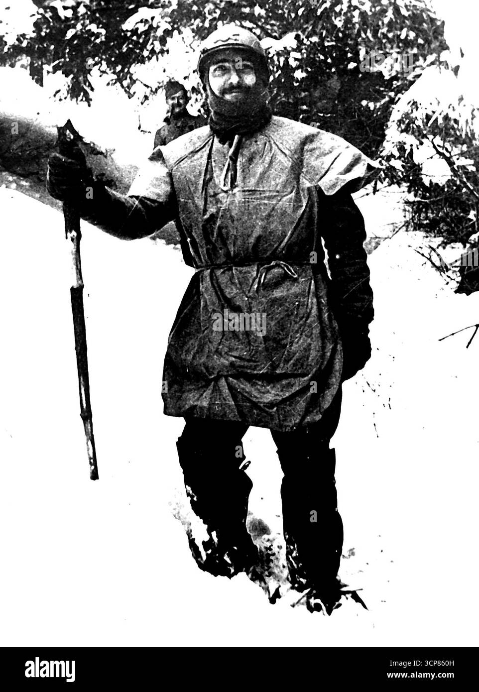 Soldati francesi vestiti per il lavoro di scautismo -- sopra la fotografia scattata in Alsazia mostra i soldati francesi in una spedizione di scouting attraverso le colline alsaziane. A causa delle pesanti precipitazioni di neve recentemente, i soldati indossano grande caldo ***** . Indossa quello che è noto come un camice mimetico che è fatto di materiale bianco e difficile da distinguere dal bianco ***** da qualsiasi distanza. 16 aprile 1918. Foto Stock