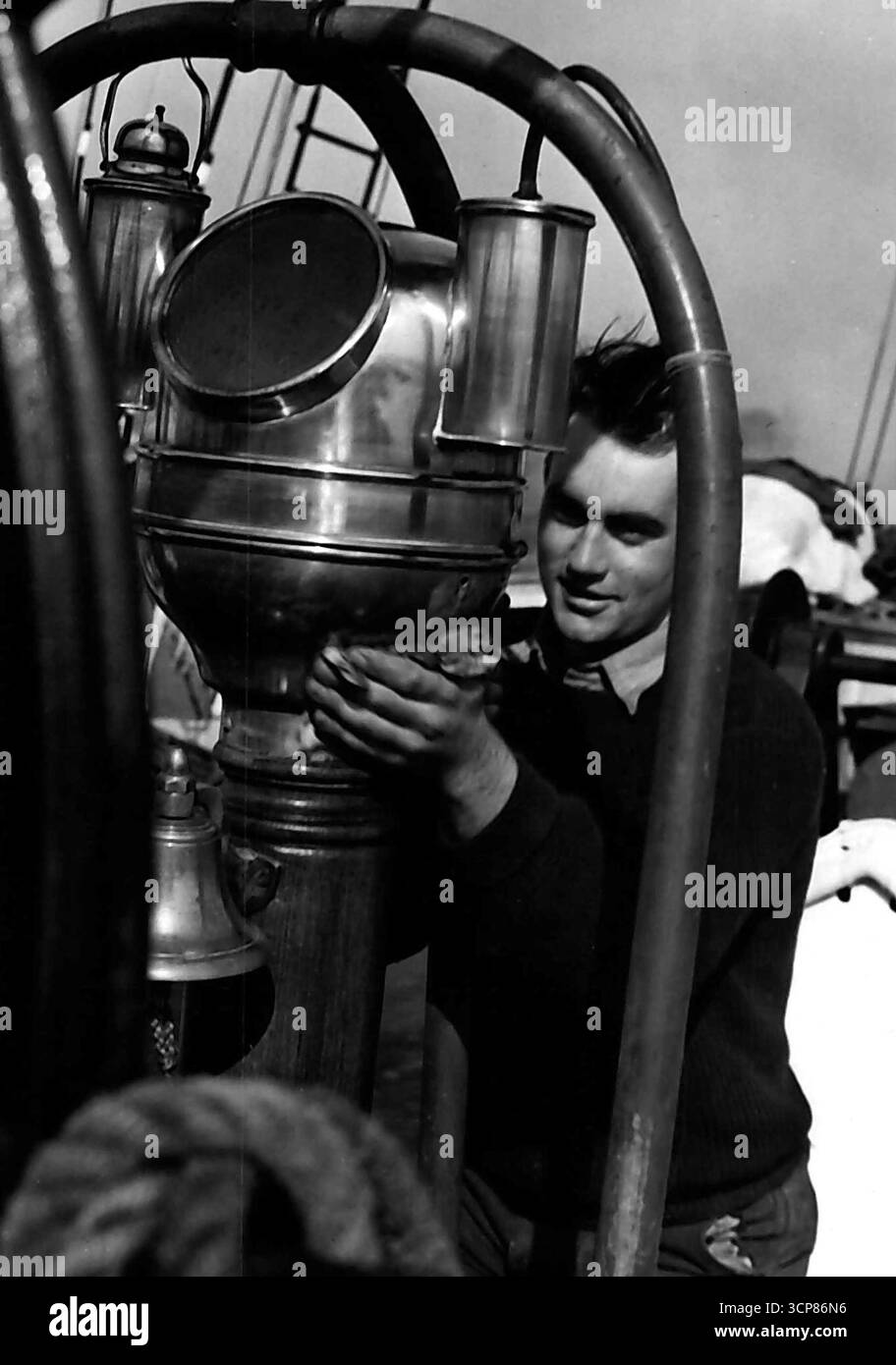 Un marinaio nella città di ***** ha lucidato la bussola. 23 settembre 1940. Foto Stock