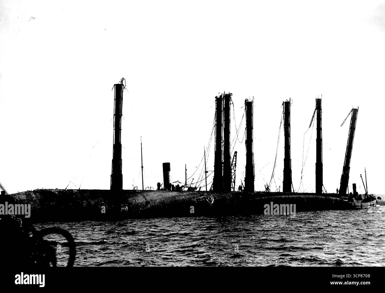 Un'impresa di salvataggio: Il Bayern cresciuto a Scapa Flow - una delle più grandi imprese nella storia del salvataggio è stata raggiunta di recente quando l'incrociatore da battaglia tedesco "Bayern" è stato allevato a Scapa Flow, il porto navale delle Isole Orcadi. La Bayern, un vascello di 28.000 tonnellate, fu eretta 20 fathom in 30 secondi. Una fotografia scattata durante le operazioni di salvataggio. 15 ottobre 1934. Foto Stock
