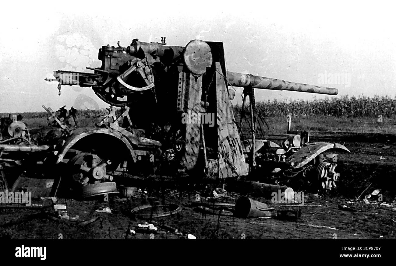 Il fronte sovietico-tedesco (zona di Kharkov) equipaggiamenti tedeschi naufragati dall'artiglieria sovietica. 1° agosto 1943. Foto Stock