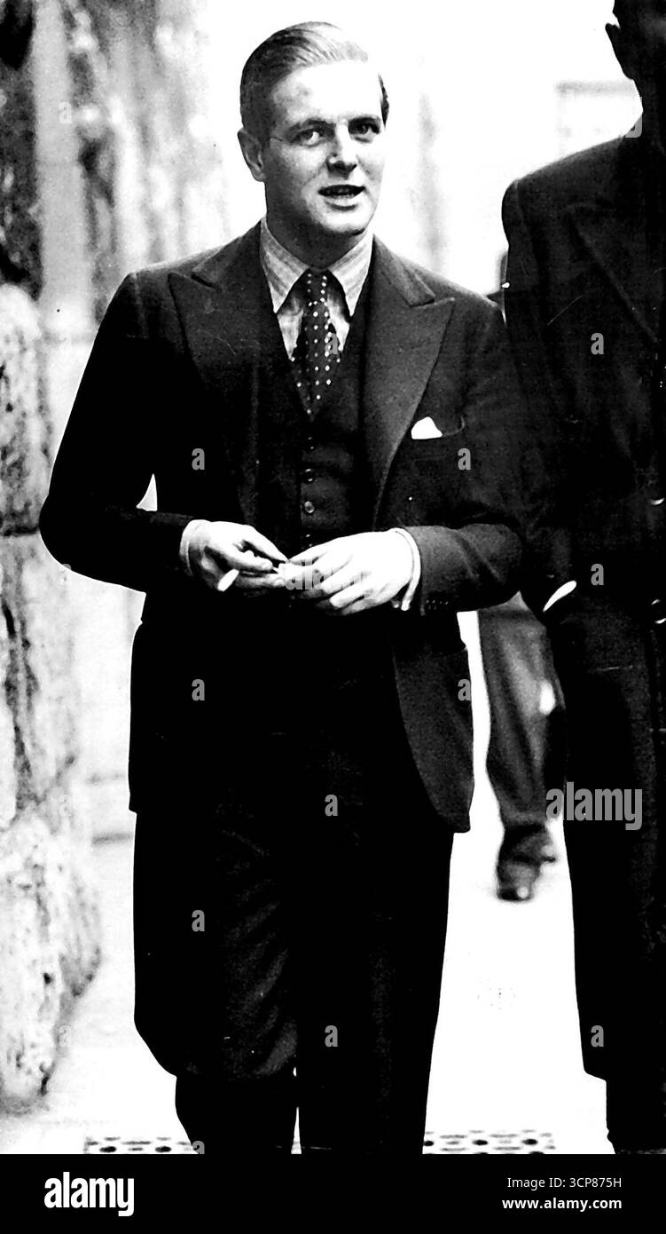 Padre e figlio famosi partecipano alla riunione politica -- il signor Randolph Churchill lascia la Conferenza. Winston Churchill, il noto politico, e suo figlio, il signor Randolph Churchill, che aveva iniziato a fare il suo nome nel mondo letterario, hanno recentemente partecipato alla Conferenza annuale dell'Unione Nazionale delle associazioni conservatrici e unioniste al municipio di Birmingham. 14 novembre 1933. Foto Stock