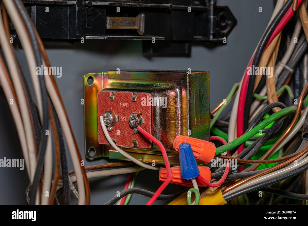 Trasformatore campanello cablato nella scatola dell'interruttore automatico. Concetto di riparazione, manutenzione e ispezione elettrica domestica. Foto Stock