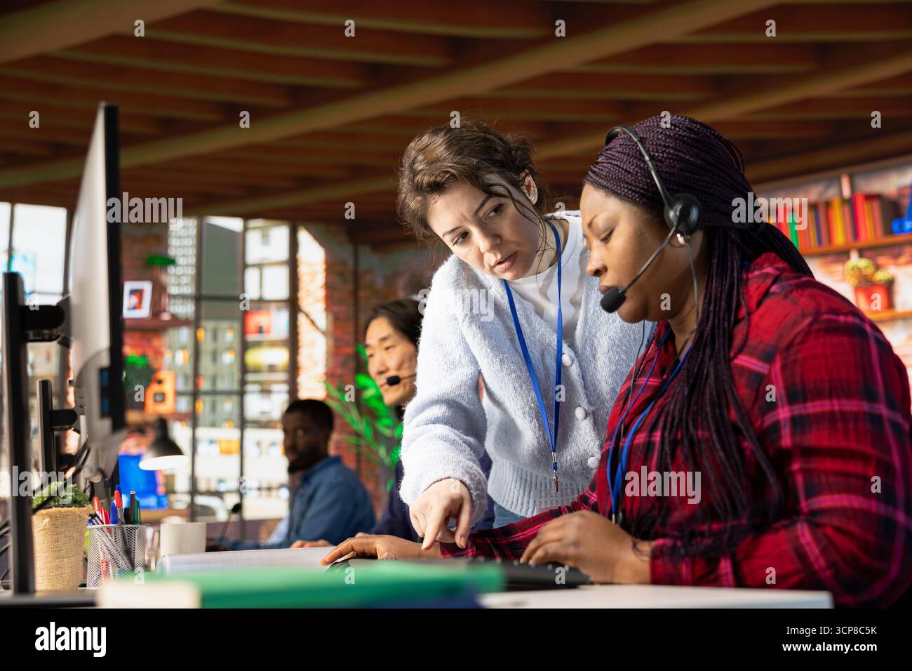 Responsabile del call center che fornisce assistenza ai nuovi assunti, rispondendo alle domande. Specialista dell'inserimento sul posto di lavoro dell'assistenza clienti che conduce sessioni di orientamento per i nuovi dipendenti Foto Stock