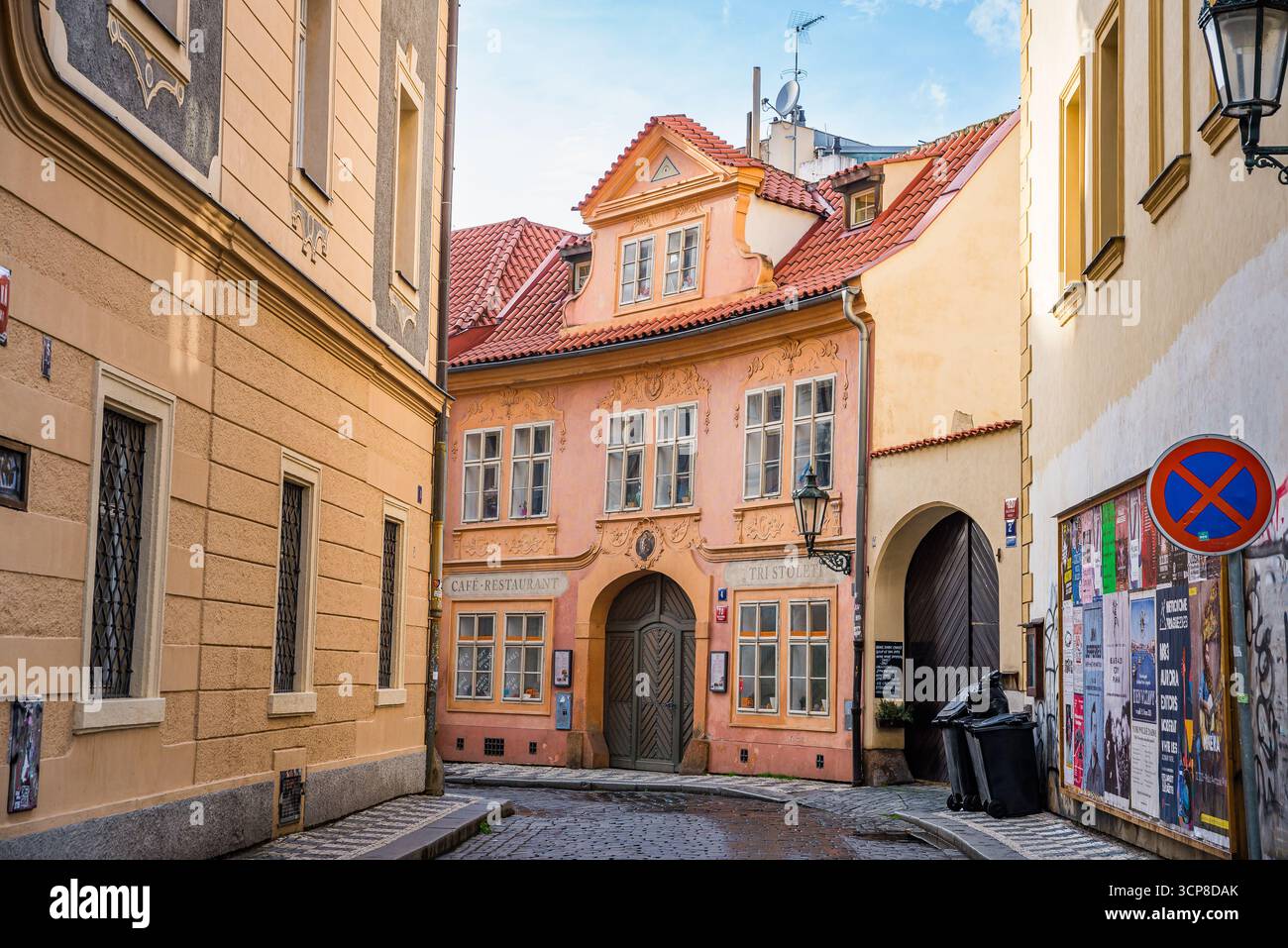 Praga, repubblica Ceca - 31 marzo 2023. Via Misenska nel quartiere piccolo Foto Stock