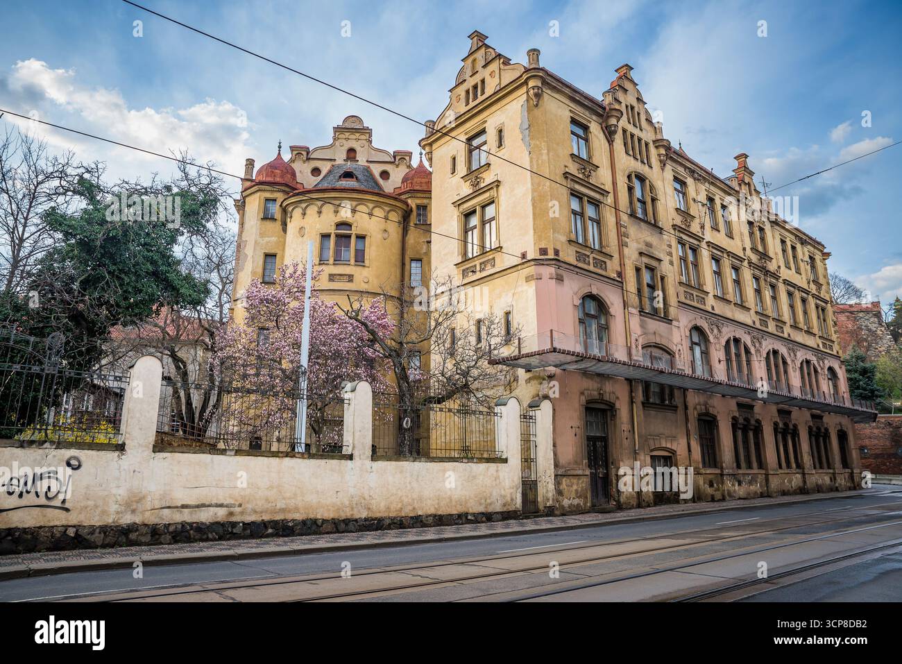 Praga, repubblica Ceca - 31 marzo 2023. Edificio storico su Nabrezi E. Benese nel quartiere piccolo Foto Stock