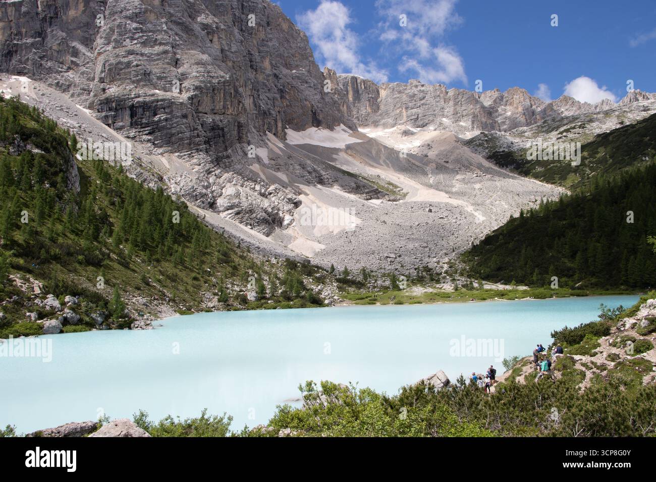 Fotografia del Lago di Sorapis, Italia, che mostra il lago glaciale turchese circondato da montagne dolomitiche, pinete e suggestivo paesaggio alpino. Foto Stock