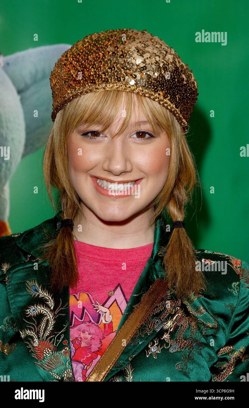 HOLLYWOOD, CALIFORNIA, USA: Ashley Tisdale partecipa alla prima mondiale di "Racing Stripes" al Grauman's Chinese Theatre di Hollywood, California, l'8 gennaio 2005. © Lee Roth / Roth Stock Archives Foto Stock
