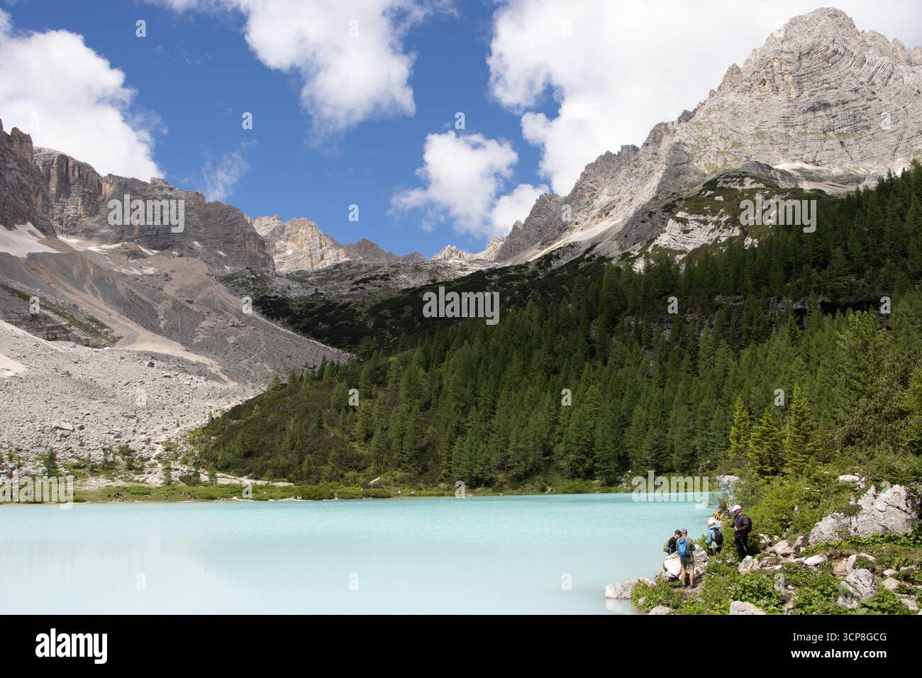 Fotografia del Lago di Sorapis, Italia, che mostra il lago glaciale turchese circondato da montagne dolomitiche, pinete e suggestivo paesaggio alpino. Foto Stock