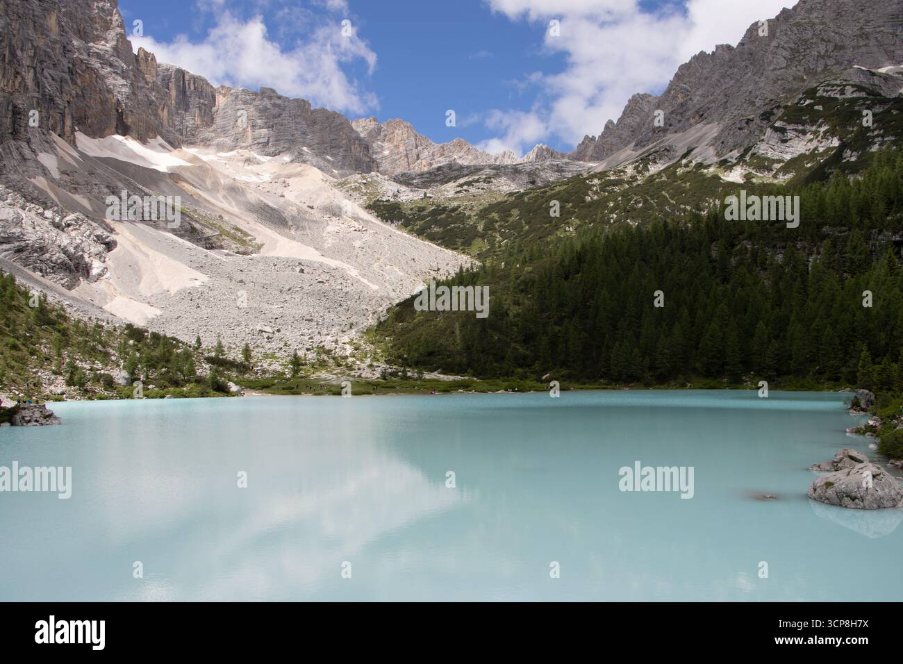 Fotografia del Lago di Sorapis, Italia, che mostra il lago glaciale turchese circondato da montagne dolomitiche, pinete e suggestivo paesaggio alpino. Foto Stock