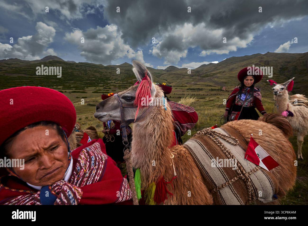 Indossati con i loro abiti splendidamente intrecciati, il popolo di Chinchero si riunisce in una celebrazione gioiosa di cultura, patrimonio e comunità. Foto Stock