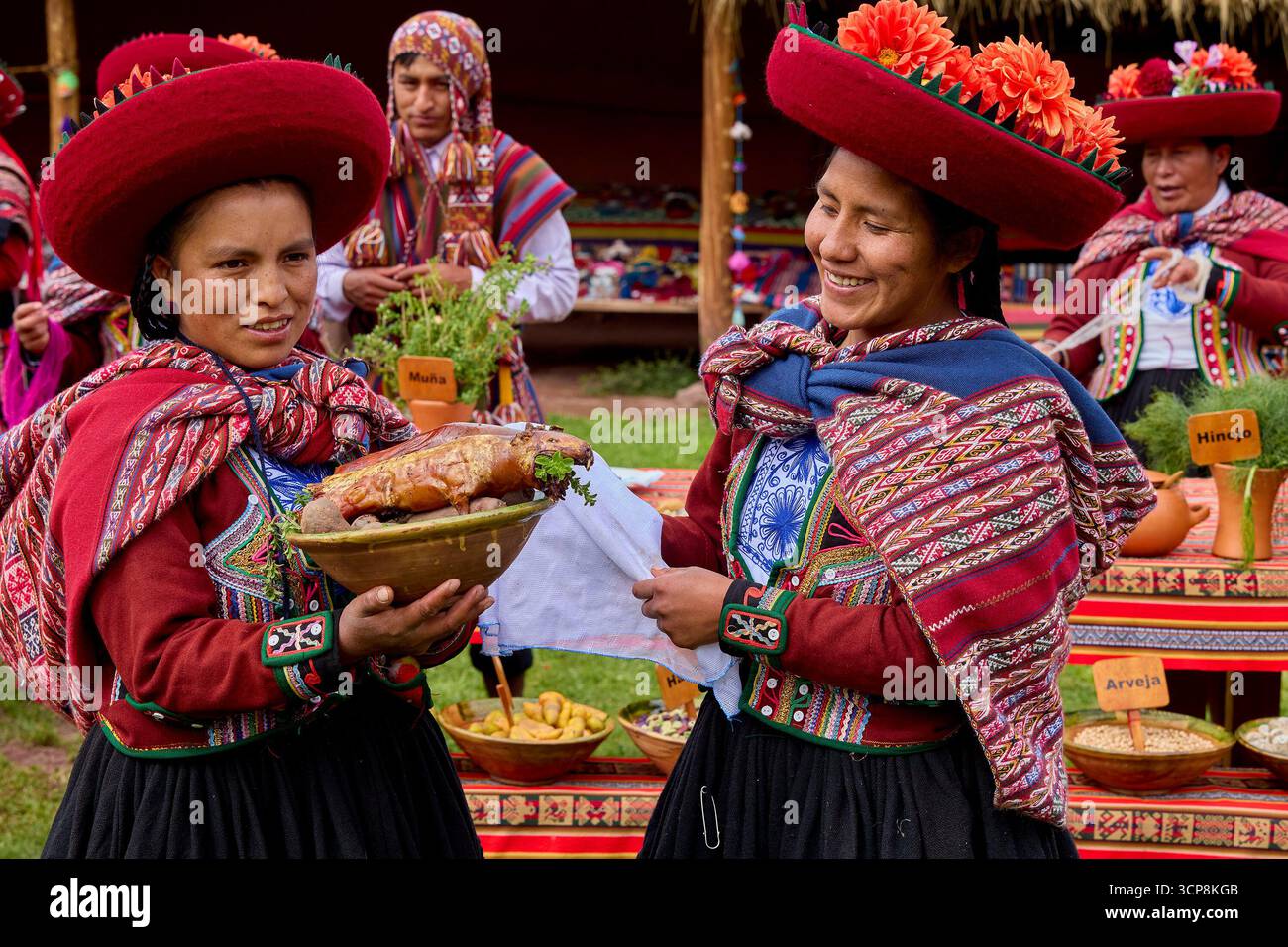Indossati con i loro abiti splendidamente intrecciati, il popolo di Chinchero si riunisce in una celebrazione gioiosa di cultura, patrimonio e comunità. Foto Stock
