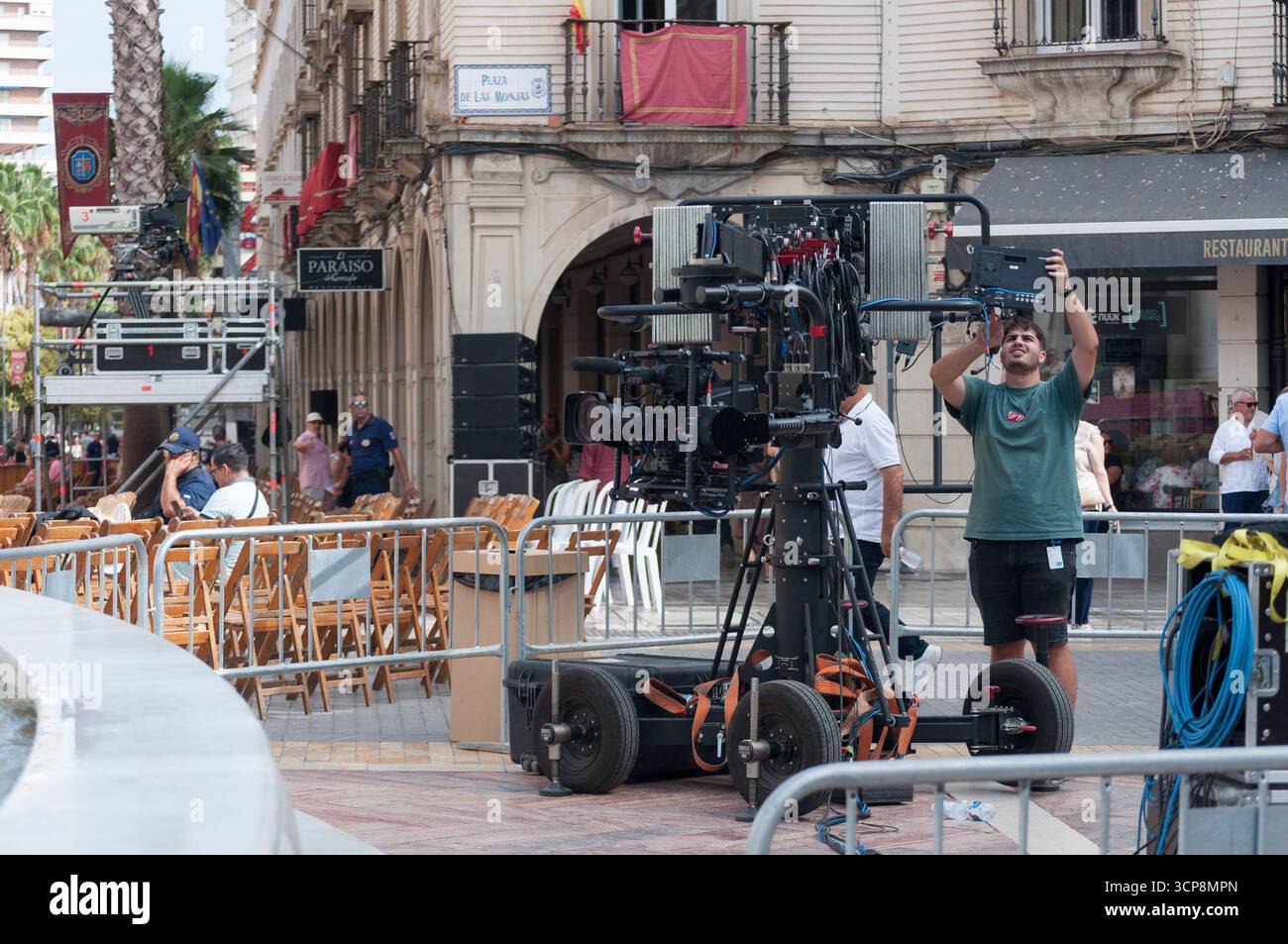 Apparecchiature televisive per trasmettere l'evento Magna Mariana a Huelva, telecamera su una gru telescopica in movimento fluido con contrappesi e pulegge Foto Stock