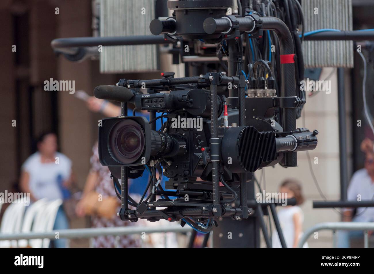 Apparecchiature televisive per trasmettere l'evento Magna Mariana a Huelva, telecamera su una gru telescopica in movimento fluido con contrappesi e pulegge Foto Stock