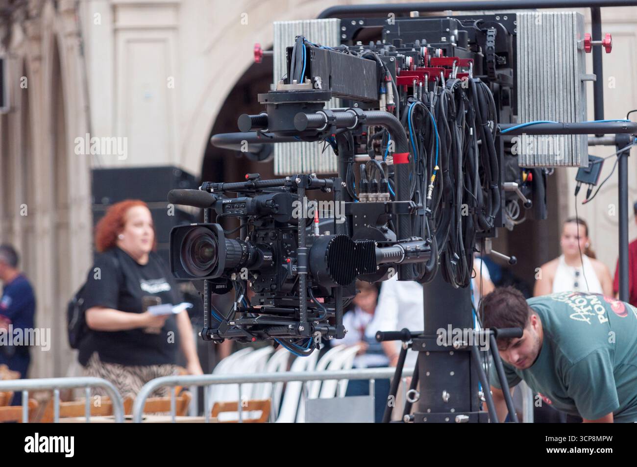 Apparecchiature televisive per trasmettere l'evento Magna Mariana a Huelva, telecamera su una gru telescopica in movimento fluido con contrappesi e pulegge Foto Stock