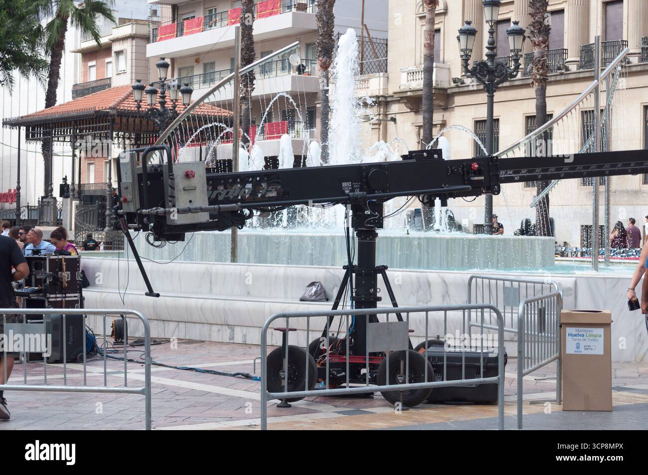 Apparecchiature televisive per trasmettere l'evento Magna Mariana a Huelva, telecamera su una gru telescopica in movimento fluido con contrappesi e pulegge Foto Stock