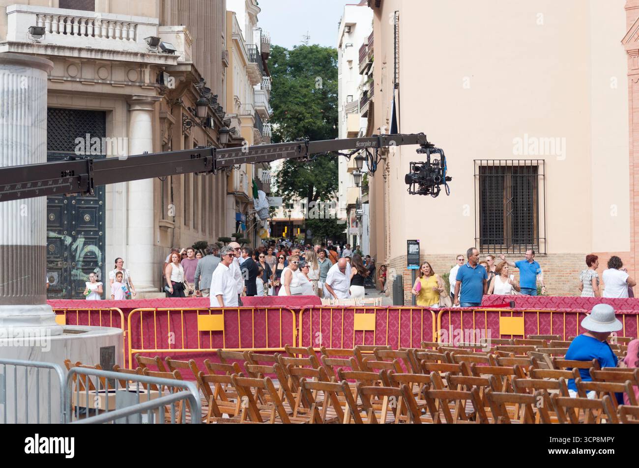 Apparecchiature televisive per trasmettere l'evento Magna Mariana a Huelva, telecamera su una gru telescopica in movimento fluido con contrappesi e pulegge Foto Stock