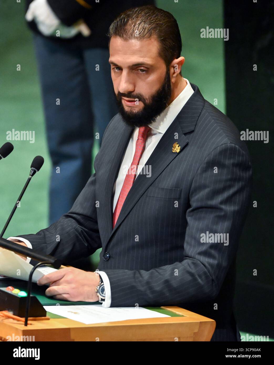 New York, Vereinigte Staaten. 24 settembre 2025. Il presidente Ahmad al-Sharaa della Repubblica araba siriana si rivolge all'Assemblea generale delle Nazioni Unite presso la sede delle Nazioni Unite a New York, New York, USA il 24 settembre 2025. Crediti: Kyle Mazza/CNP/dpa/Alamy Live News Foto Stock