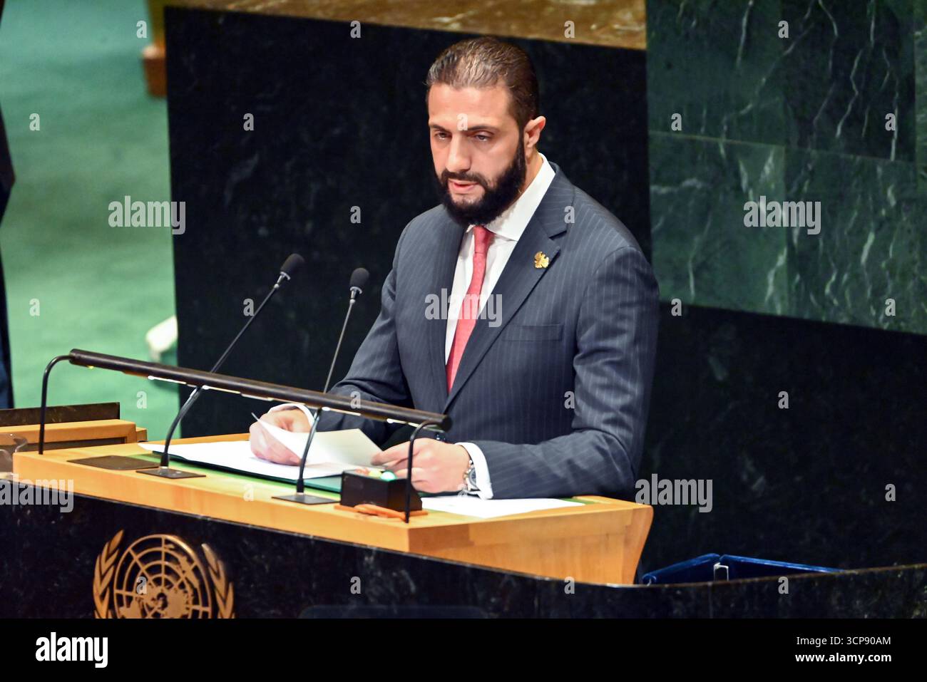 New York, Vereinigte Staaten. 24 settembre 2025. Il presidente Ahmad al-Sharaa della Repubblica araba siriana si rivolge all'Assemblea generale delle Nazioni Unite presso la sede delle Nazioni Unite a New York, New York, USA il 24 settembre 2025. Crediti: Kyle Mazza/CNP/dpa/Alamy Live News Foto Stock