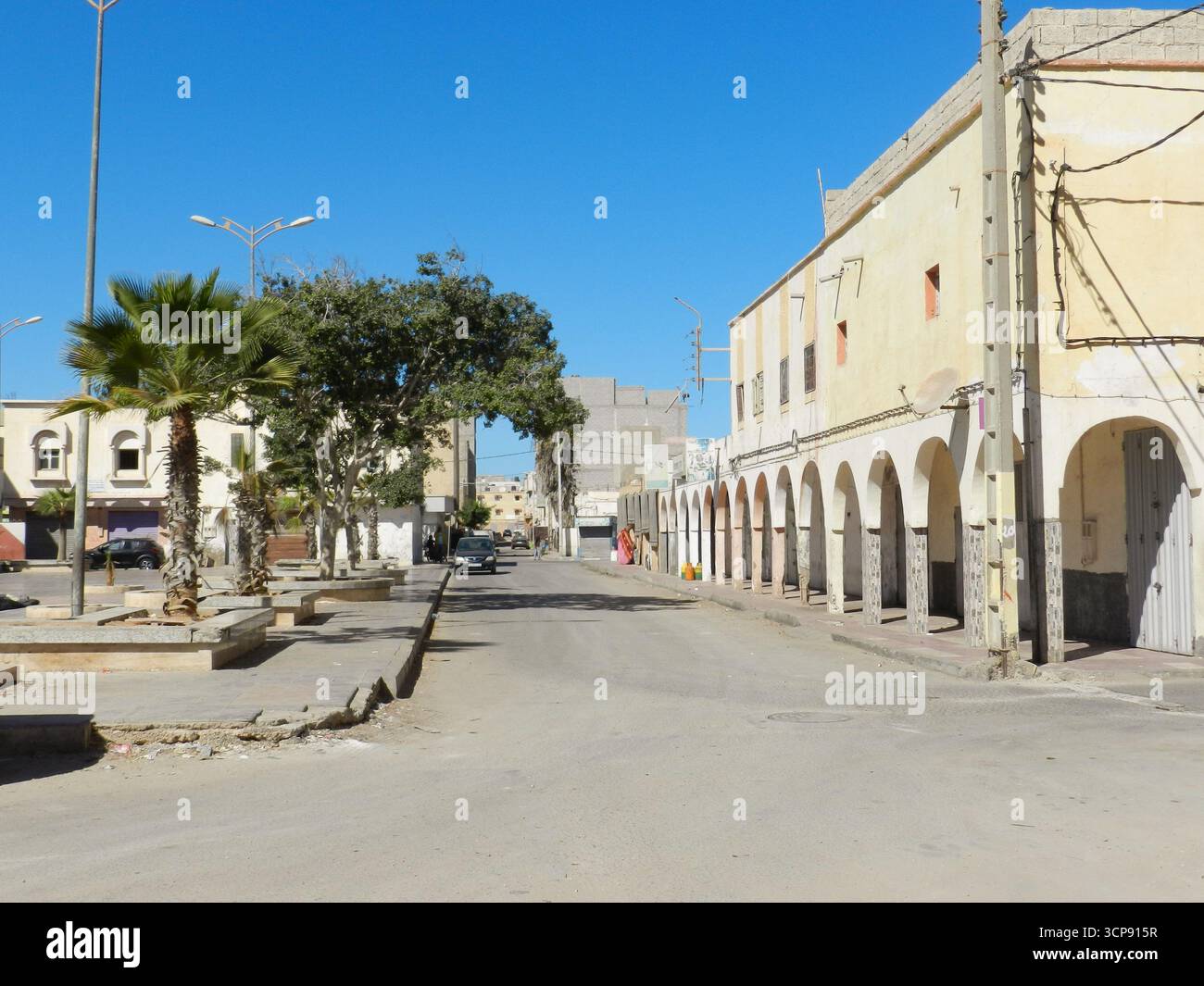 Strade ed edifici a Dakhla, nel Sahara Occidentale Foto Stock