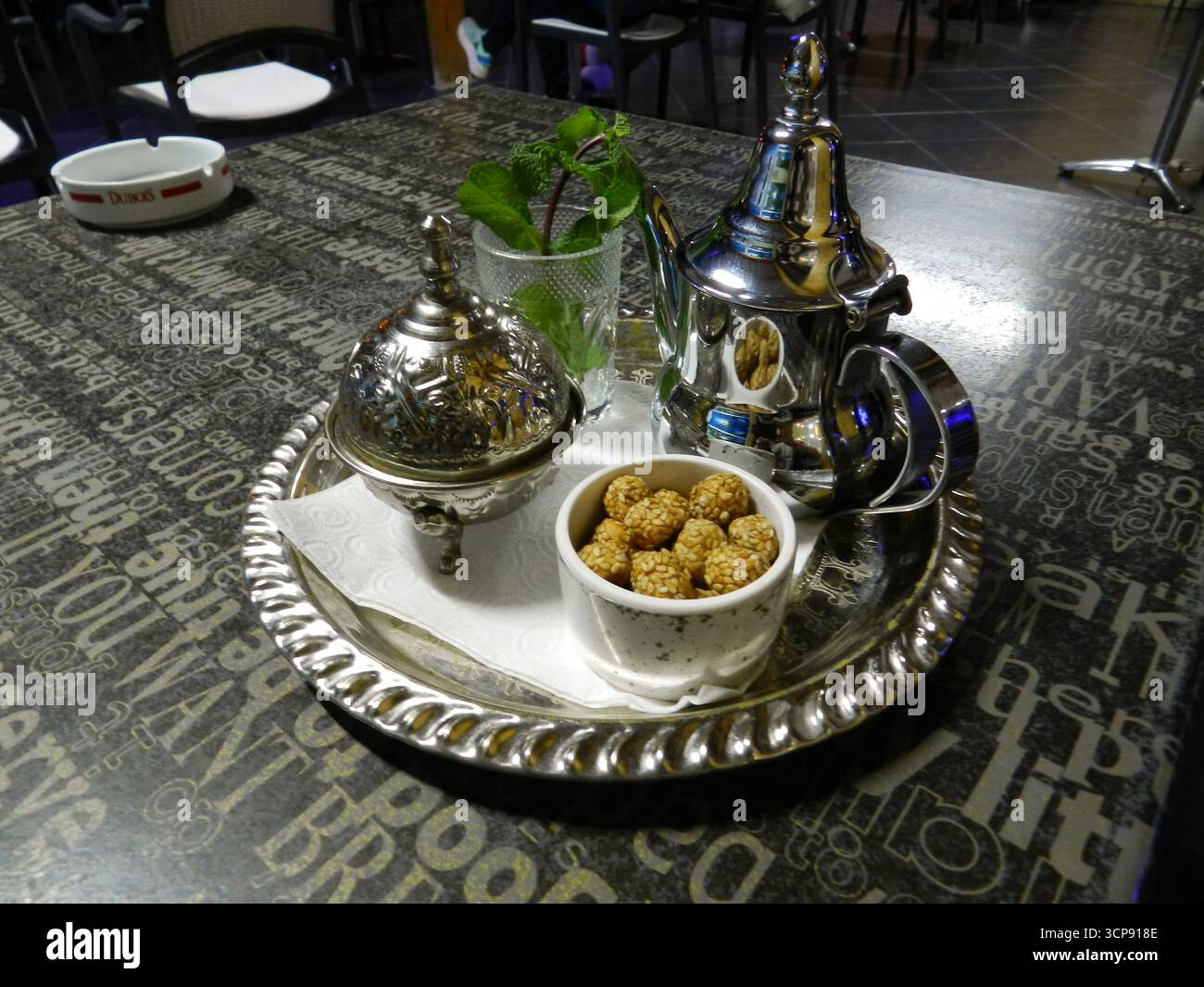 Tè marocchino in un caffè a Dakhla, nel Sahara occidentale Foto Stock
