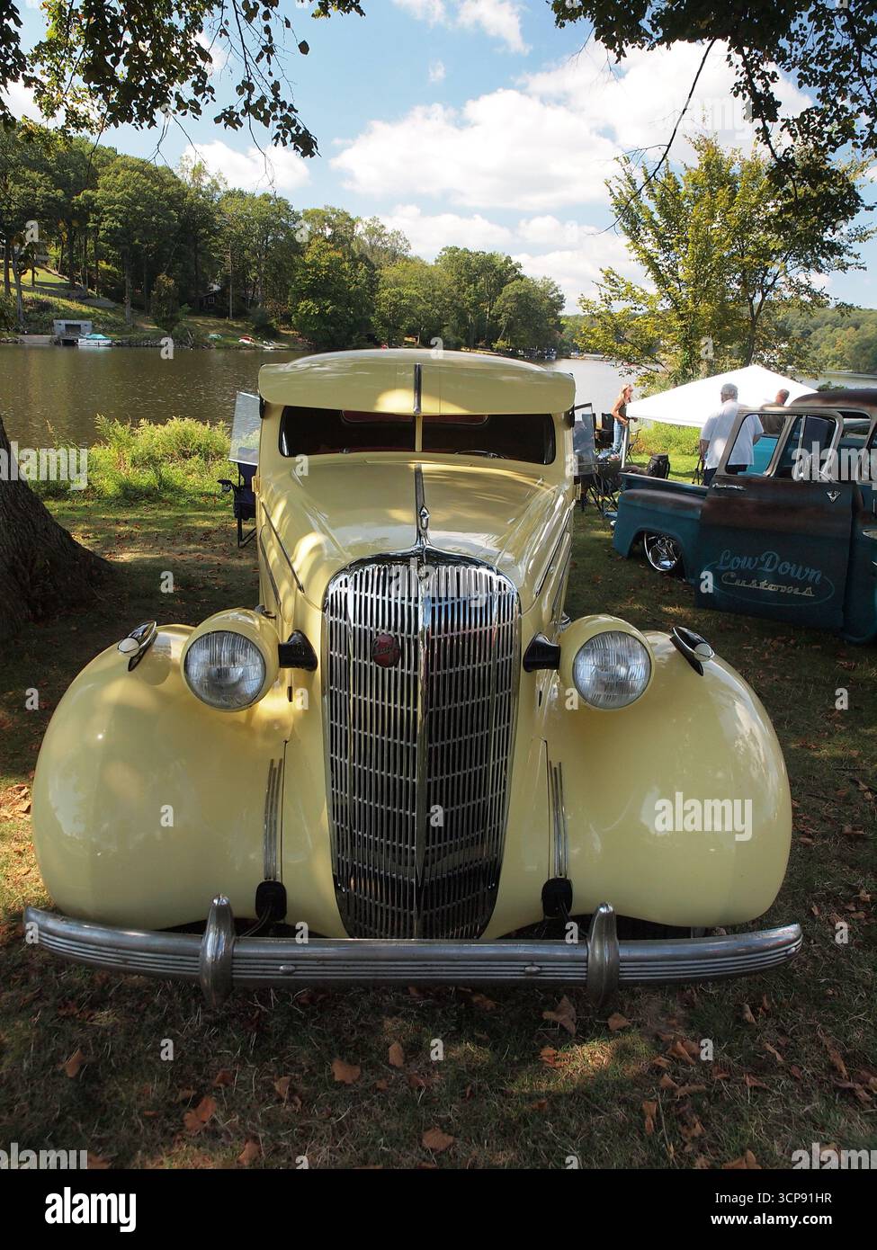 Buick giallo pallido mostrato ad una mostra di auto del New Jersey. Foto Stock