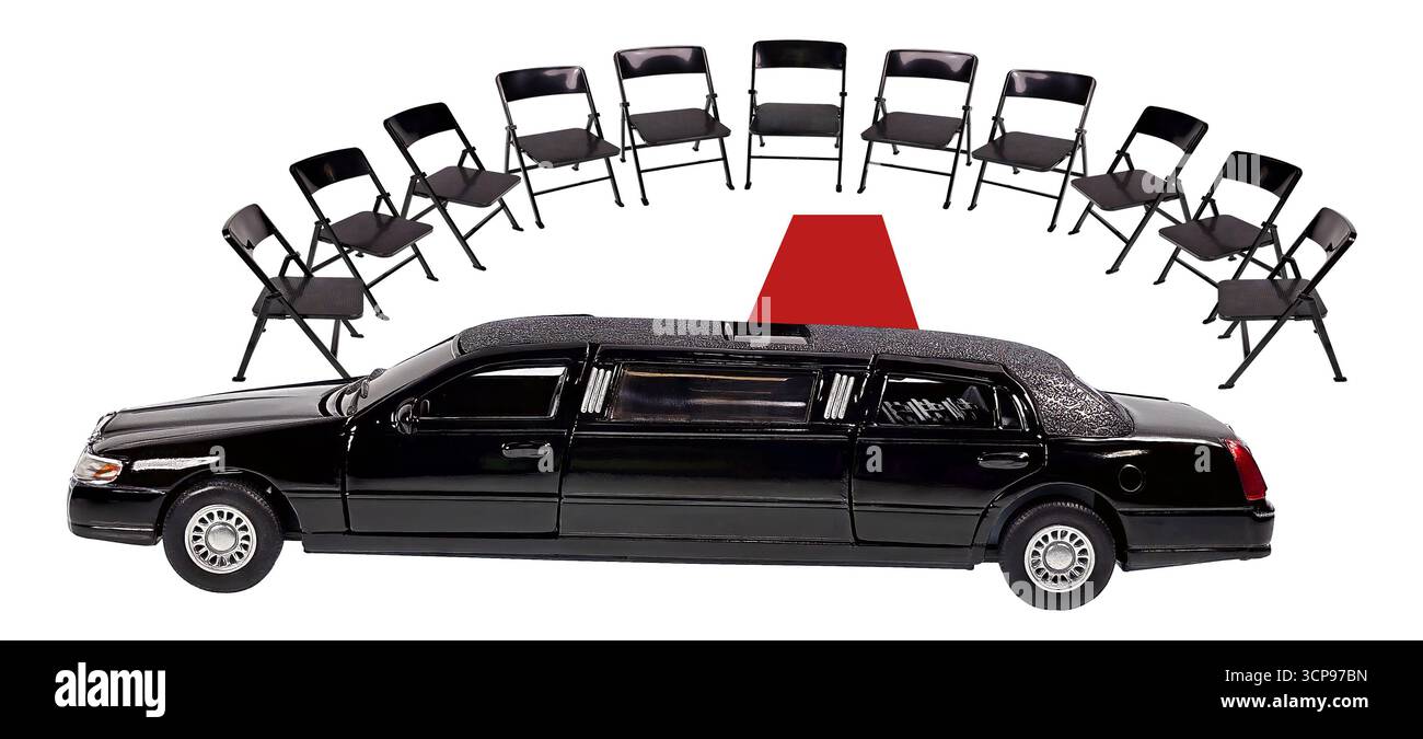 Limousine per viaggiare in occasioni speciali con tappeti rossi che portano a sedie pieghevoli per un altoparlante speciale Foto Stock