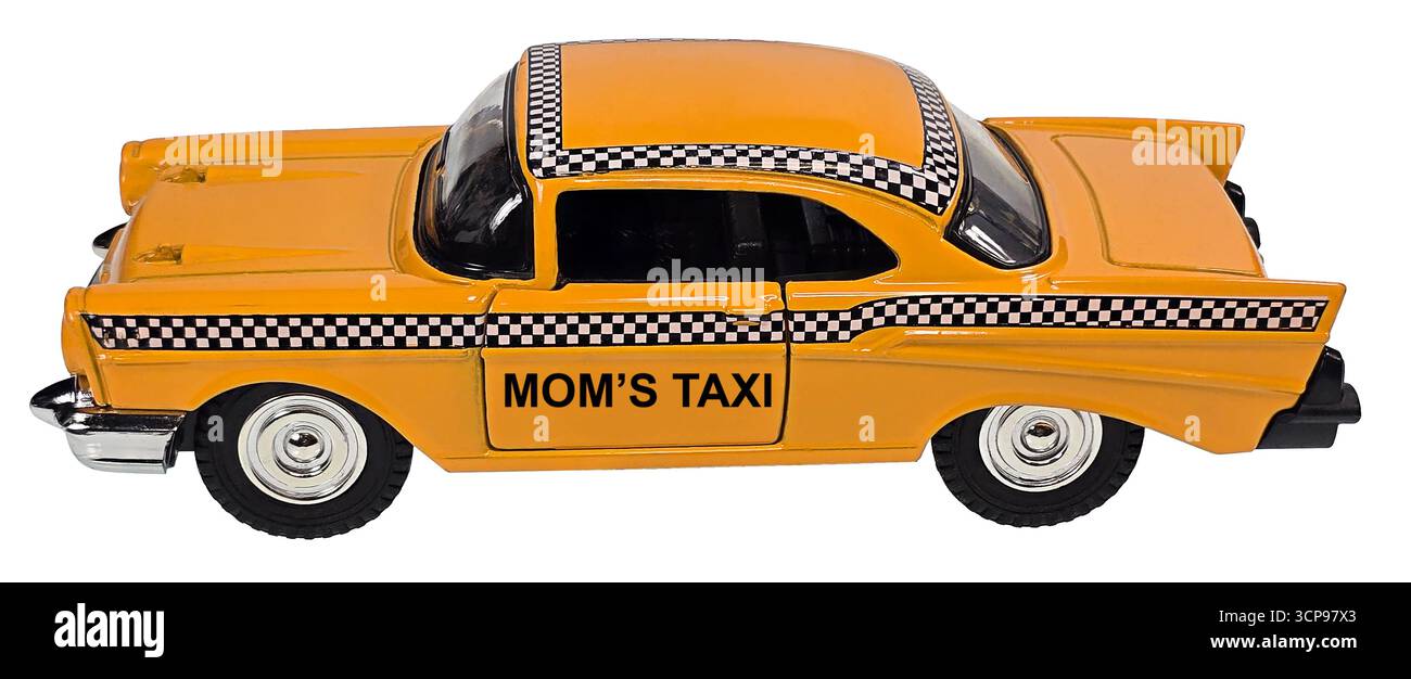 Taxi della mamma per il trasporto di bambini e amici mostrato da un taxi giallo con etichetta Foto Stock