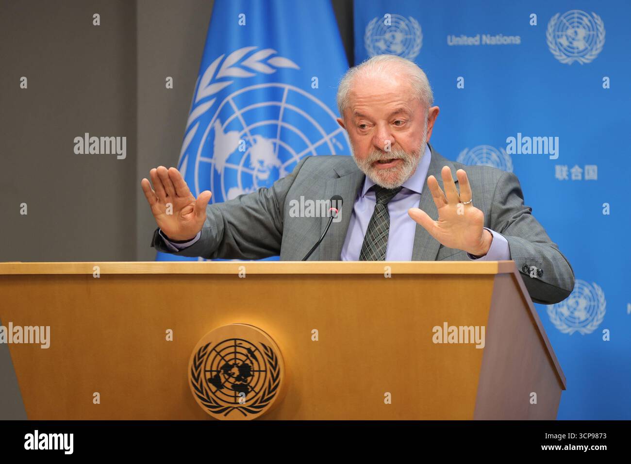 NEW YORK – 24 SETTEMBRE 2025: Il presidente brasiliano Luiz Inacio Lula da Silva parla ai giornalisti a margine della 80a sessione dell'Assemblea generale delle Nazioni Unite. Lula ha affrontato questioni chiave nell'agenda internazionale di Brazils, tra cui la cooperazione globale, lo sviluppo sostenibile e l'azione per il clima, mentre si è impegnata con i media internazionali presso la sede delle Nazioni Unite. (Foto: Luiz Rampelotto/EuropaNewswire) Foto Stock