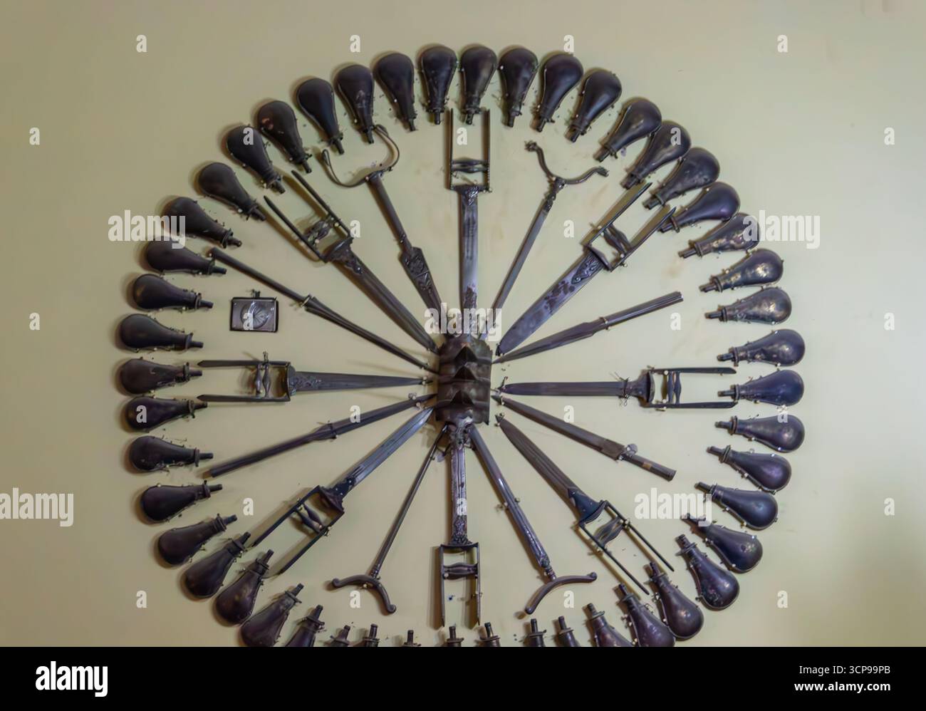 Mostra circolare di antichi pugnali Rajput Katar e armi storiche indiane su un muro del museo nel Rajasthan, India Foto Stock