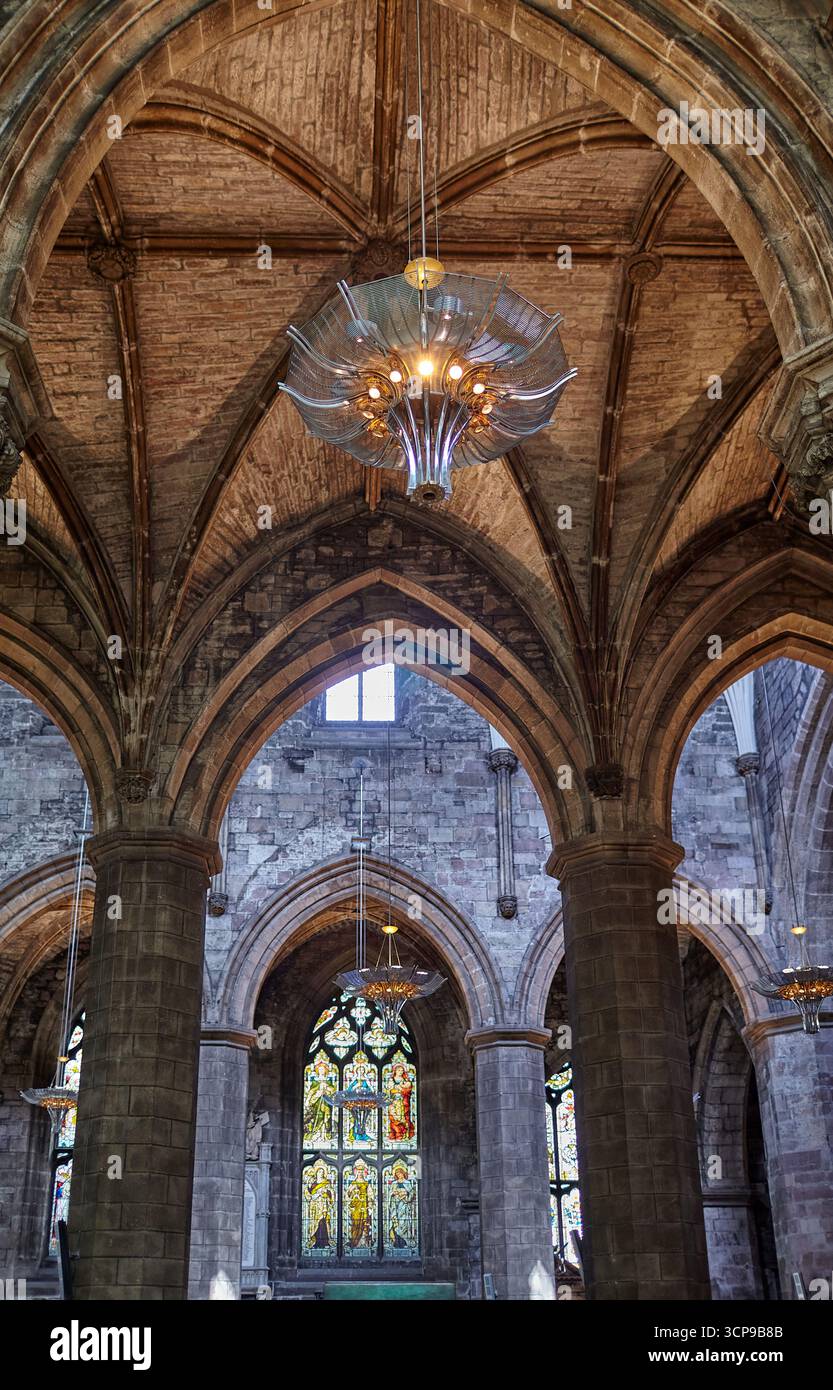 Edimburgo, Scozia - 19 giugno 2010: L'interno della cattedrale di St Giles è illuminato da lampadari in acciaio inossidabile e alluminio progettati per evocare gigli. Foto Stock