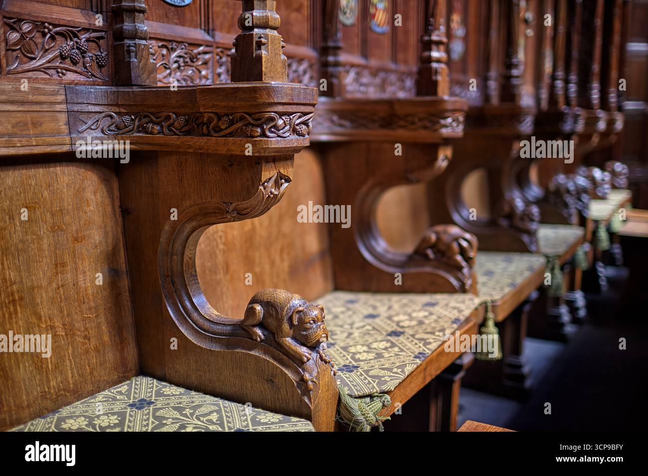 Edimburgo, Scozia - 19 giugno 2010: Le opere in legno delle bancarelle dei Cavalieri della Cappella del Cardo nella Cattedrale di St Giles. Ogni stallo è affiancato da un animale o Foto Stock