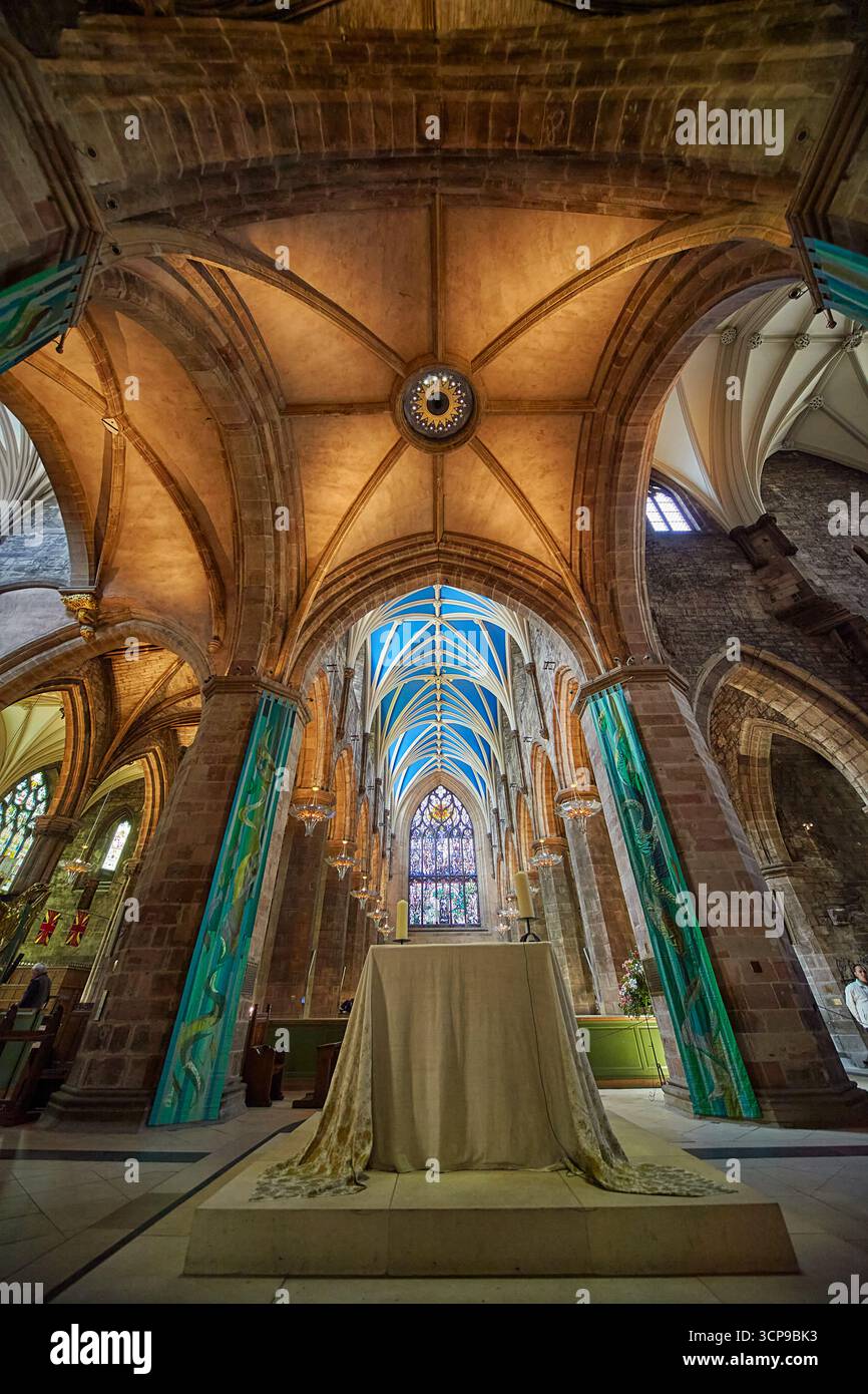 Edimburgo, Scozia - 19 giugno 2010: La vista della tavola della comunione bianca nella traversata della Cattedrale di St Giles. Edimburgo. Scozia Foto Stock